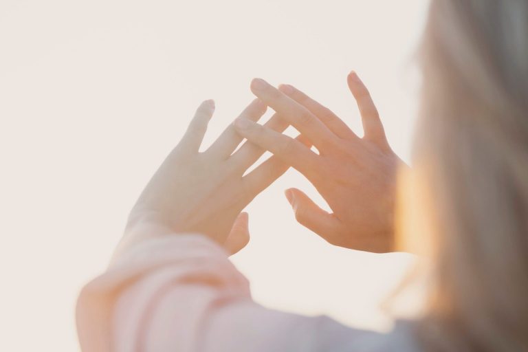 Heilende Hände, Reiki Behandlung, Reiki Wellness Eine junge Frau arbeitet mit der universellen Lebensenergie (Reiki) und überträgt diese Energie über die Hände, Reiki Anwendung Melle