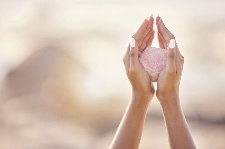 Arbeit mit Kristallen, Reiki lernen, Reiki Melle Schöne Hände halten einen rosafarbenen Kristall zwischen sich, Arbeit mit Kristallen, Reiki und Energiearbeit Melle