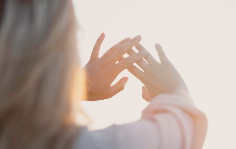 Reiki lernen, Energiearbeit, Heilende Hände Eine junge Frau die gerade Reiki Energie durch ihre Hände sendet, Reiki in Melle