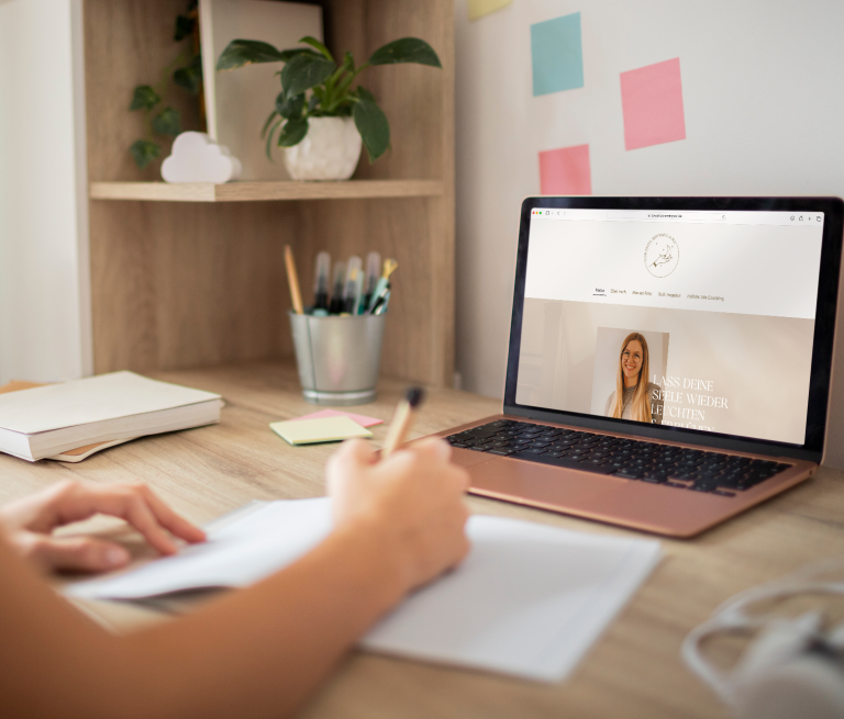 Life Coaching Pia Marlen Ungruh Laptop auf Schreibtisch mit Life Coaching Angebot Pia Marlen Ungruh, bestes Life Coaching online