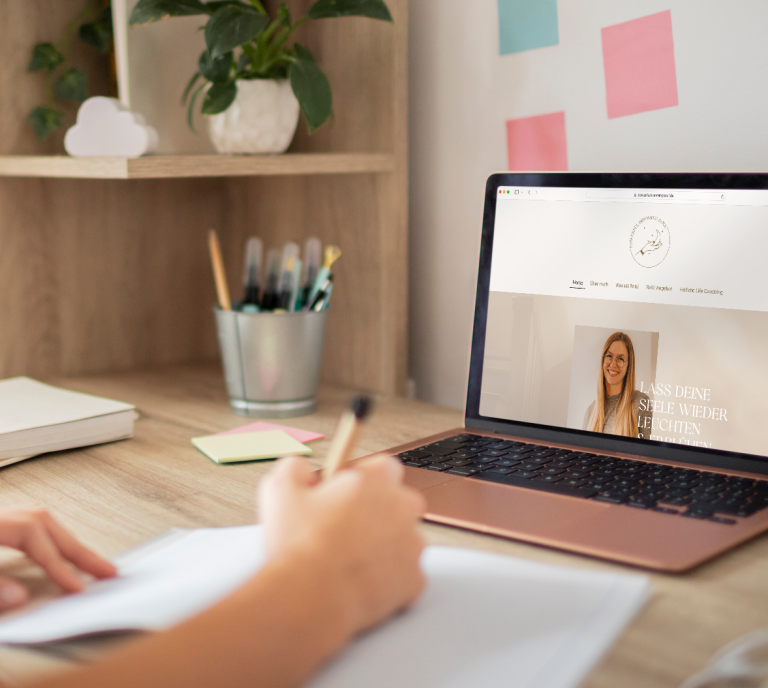 Spirituelles Life Coaching Online Pia Marlen Ungruh Laptop auf Schreibtisch mit Life Coaching Angebot Pia Marlen Ungruh, bestes Life Coaching online